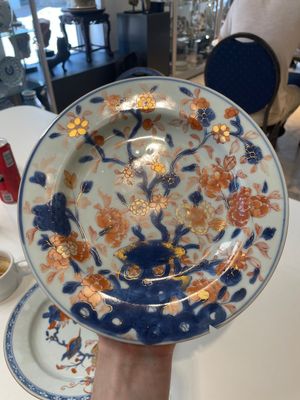 A varied collection of thirteen Chinese blue and white, Imari-style, famille rose and famille verte plates, Kangxi/Qianlong — 照片 13