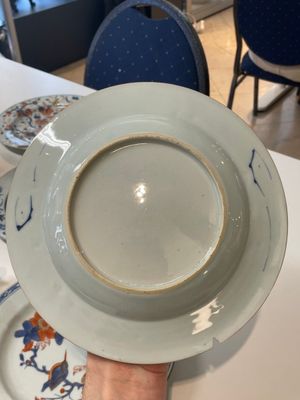 A varied collection of thirteen Chinese blue and white, Imari-style, famille rose and famille verte plates, Kangxi/Qianlong — 照片 14