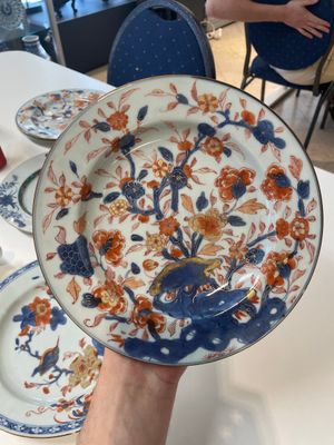 A varied collection of thirteen Chinese blue and white, Imari-style, famille rose and famille verte plates, Kangxi/Qianlong — 照片 16