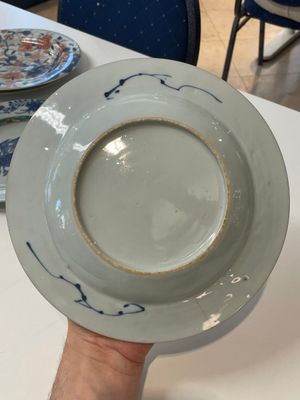 A varied collection of thirteen Chinese blue and white, Imari-style, famille rose and famille verte plates, Kangxi/Qianlong — 照片 17