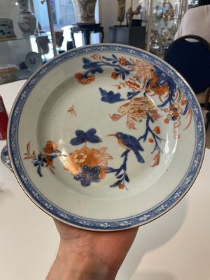 A varied collection of thirteen Chinese blue and white, Imari-style, famille rose and famille verte plates, Kangxi/Qianlong — 照片 18