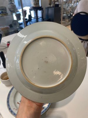 A varied collection of thirteen Chinese blue and white, Imari-style, famille rose and famille verte plates, Kangxi/Qianlong — 照片 20