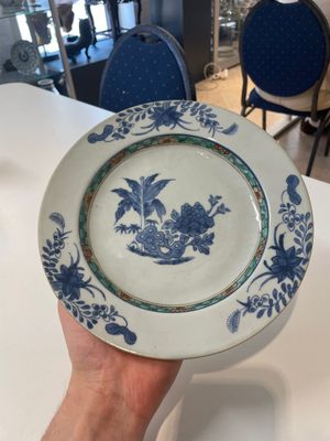 A varied collection of thirteen Chinese blue and white, Imari-style, famille rose and famille verte plates, Kangxi/Qianlong — 照片 2