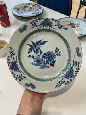 A varied collection of thirteen Chinese blue and white, Imari-style, famille rose and famille verte plates, Kangxi/Qianlong — 照片 21