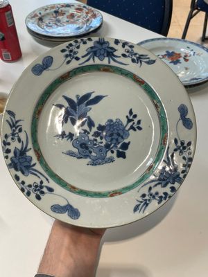 A varied collection of thirteen Chinese blue and white, Imari-style, famille rose and famille verte plates, Kangxi/Qianlong — 照片 22