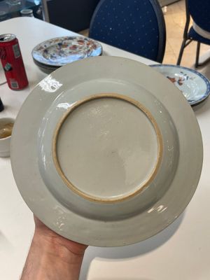 A varied collection of thirteen Chinese blue and white, Imari-style, famille rose and famille verte plates, Kangxi/Qianlong — 照片 23