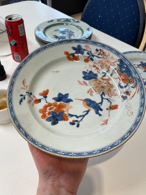 A varied collection of thirteen Chinese blue and white, Imari-style, famille rose and famille verte plates, Kangxi/Qianlong — 照片 25