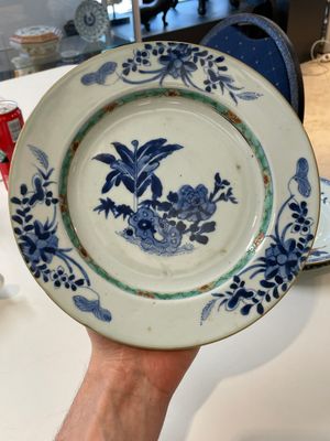 A varied collection of thirteen Chinese blue and white, Imari-style, famille rose and famille verte plates, Kangxi/Qianlong — 照片 27