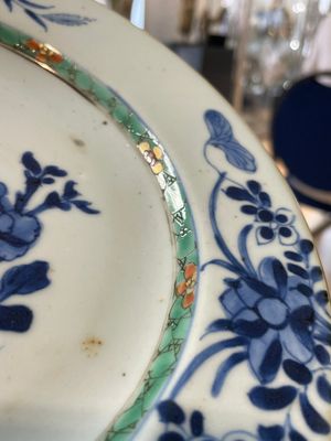 A varied collection of thirteen Chinese blue and white, Imari-style, famille rose and famille verte plates, Kangxi/Qianlong — 照片 28