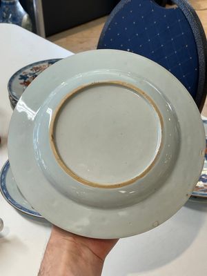 A varied collection of thirteen Chinese blue and white, Imari-style, famille rose and famille verte plates, Kangxi/Qianlong — 照片 29