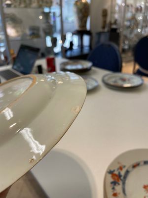 A varied collection of thirteen Chinese blue and white, Imari-style, famille rose and famille verte plates, Kangxi/Qianlong — 照片 30