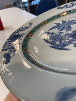 A varied collection of thirteen Chinese blue and white, Imari-style, famille rose and famille verte plates, Kangxi/Qianlong — 照片 3