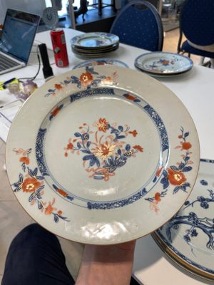 A varied collection of thirteen Chinese blue and white, Imari-style, famille rose and famille verte plates, Kangxi/Qianlong — 照片 31