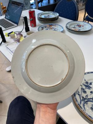 A varied collection of thirteen Chinese blue and white, Imari-style, famille rose and famille verte plates, Kangxi/Qianlong — 照片 32