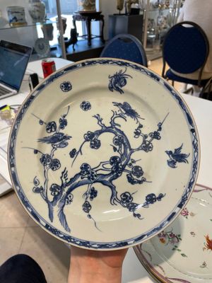 A varied collection of thirteen Chinese blue and white, Imari-style, famille rose and famille verte plates, Kangxi/Qianlong — 照片 34