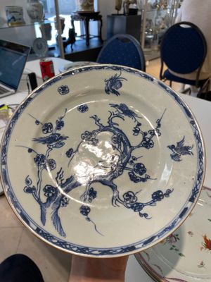 A varied collection of thirteen Chinese blue and white, Imari-style, famille rose and famille verte plates, Kangxi/Qianlong — 照片 35