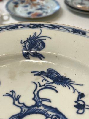 A varied collection of thirteen Chinese blue and white, Imari-style, famille rose and famille verte plates, Kangxi/Qianlong — 照片 36