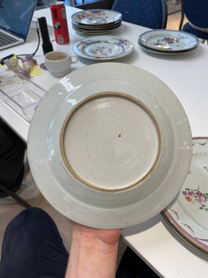 A varied collection of thirteen Chinese blue and white, Imari-style, famille rose and famille verte plates, Kangxi/Qianlong — 照片 38