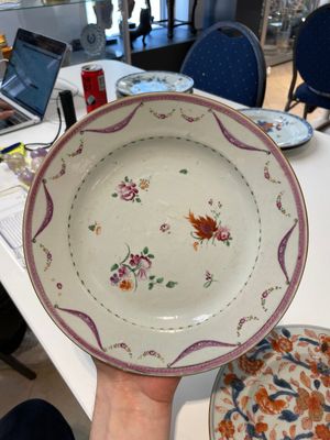 A varied collection of thirteen Chinese blue and white, Imari-style, famille rose and famille verte plates, Kangxi/Qianlong — 照片 40