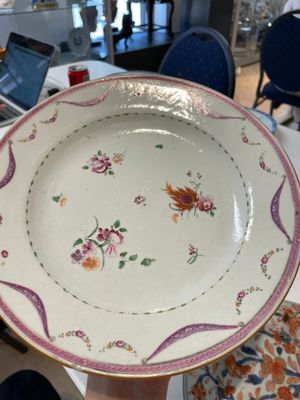 A varied collection of thirteen Chinese blue and white, Imari-style, famille rose and famille verte plates, Kangxi/Qianlong — 照片 41
