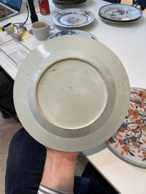 A varied collection of thirteen Chinese blue and white, Imari-style, famille rose and famille verte plates, Kangxi/Qianlong — 照片 42