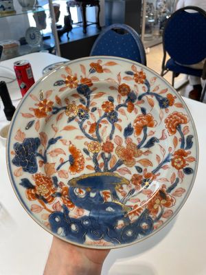 A varied collection of thirteen Chinese blue and white, Imari-style, famille rose and famille verte plates, Kangxi/Qianlong — 照片 45