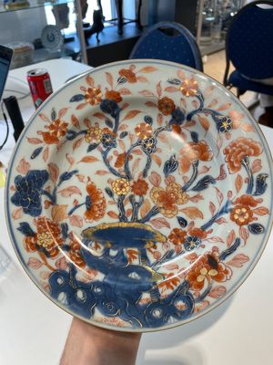 A varied collection of thirteen Chinese blue and white, Imari-style, famille rose and famille verte plates, Kangxi/Qianlong — 照片 46