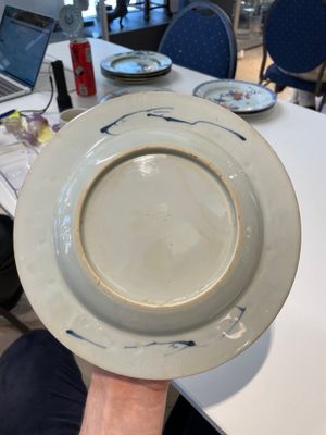 A varied collection of thirteen Chinese blue and white, Imari-style, famille rose and famille verte plates, Kangxi/Qianlong — 照片 47
