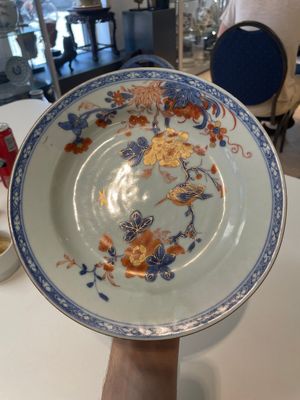 A varied collection of thirteen Chinese blue and white, Imari-style, famille rose and famille verte plates, Kangxi/Qianlong — 照片 6