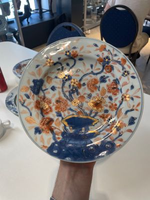 A varied collection of thirteen Chinese blue and white, Imari-style, famille rose and famille verte plates, Kangxi/Qianlong — 照片 9