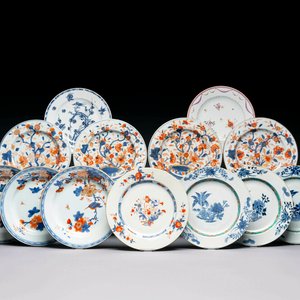 A varied collection of thirteen Chinese blue and white, Imari-style, famille rose and famille verte plates, Kangxi/Qianlong — 照片 1