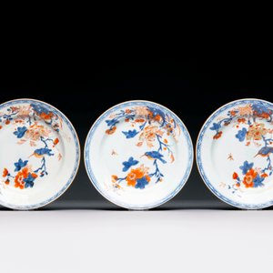 A varied collection of thirteen Chinese blue and white, Imari-style, famille rose and famille verte plates, Kangxi/Qianlong — 照片 2