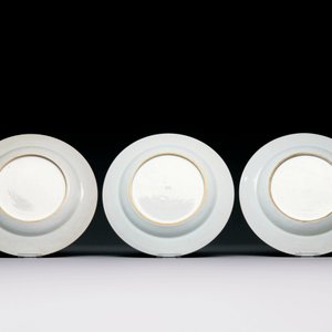 A varied collection of thirteen Chinese blue and white, Imari-style, famille rose and famille verte plates, Kangxi/Qianlong — 照片 3