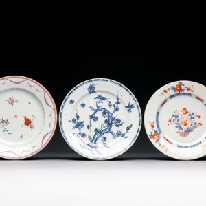 A varied collection of thirteen Chinese blue and white, Imari-style, famille rose and famille verte plates, Kangxi/Qianlong — 照片 6