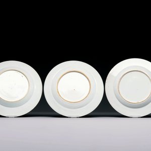 A varied collection of thirteen Chinese blue and white, Imari-style, famille rose and famille verte plates, Kangxi/Qianlong — 照片 7