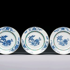 A varied collection of thirteen Chinese blue and white, Imari-style, famille rose and famille verte plates, Kangxi/Qianlong — 照片 8