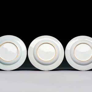 A varied collection of thirteen Chinese blue and white, Imari-style, famille rose and famille verte plates, Kangxi/Qianlong — 照片 9