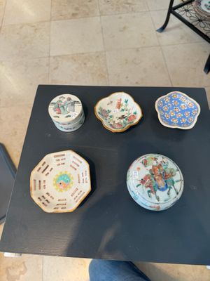 A varied collection of thirteen pieces Chinese famille rose and verte porcelain, 19th C. — 照片 13