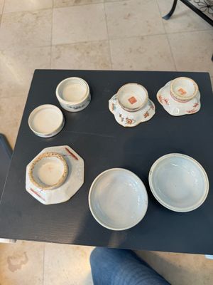 A varied collection of thirteen pieces Chinese famille rose and verte porcelain, 19th C. — 照片 14