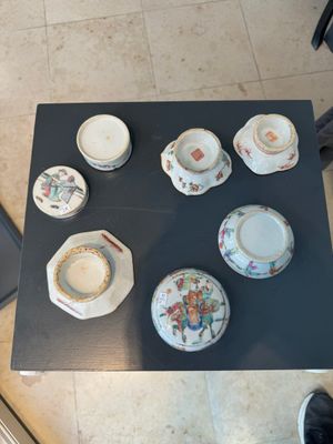 A varied collection of thirteen pieces Chinese famille rose and verte porcelain, 19th C. — 照片 15