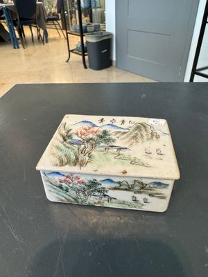 A varied collection of thirteen pieces Chinese famille rose and verte porcelain, 19th C. — 照片 7