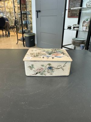 A varied collection of thirteen pieces Chinese famille rose and verte porcelain, 19th C. — 照片 9