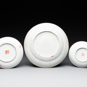 A varied collection of thirteen pieces Chinese famille rose and verte porcelain, 19th C. — 照片 11