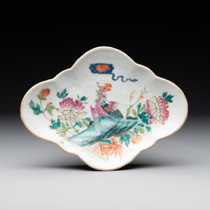A varied collection of thirteen pieces Chinese famille rose and verte porcelain, 19th C. — 照片 12