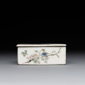 A varied collection of thirteen pieces Chinese famille rose and verte porcelain, 19th C. — 照片 20