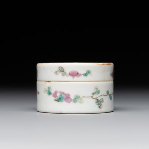 A varied collection of thirteen pieces Chinese famille rose and verte porcelain, 19th C. — 照片 26