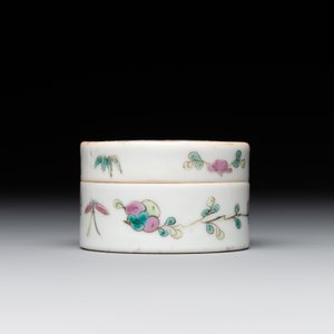 A varied collection of thirteen pieces Chinese famille rose and verte porcelain, 19th C. — 照片 27