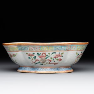 A varied collection of thirteen pieces Chinese famille rose and verte porcelain, 19th C. — 照片 3