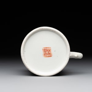 A varied collection of thirteen pieces Chinese famille rose and verte porcelain, 19th C. — 照片 31