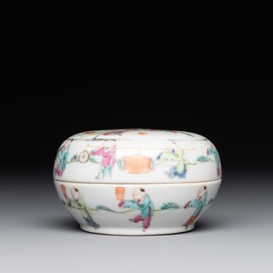 A varied collection of thirteen pieces Chinese famille rose and verte porcelain, 19th C. — 照片 32